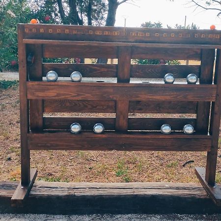 superbe gîte d'entressen dans mas en campagne avec piscine et espace de jeux extérieurs pour les enfants et terrain de pétanque Esterno foto