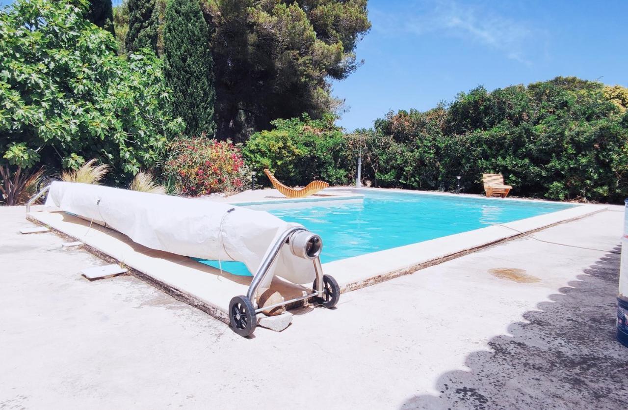 superbe gîte d'entressen dans mas en campagne avec piscine et espace de jeux extérieurs pour les enfants et terrain de pétanque Esterno foto