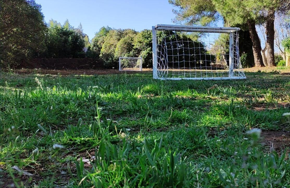 superbe gîte d'entressen dans mas en campagne avec piscine et espace de jeux extérieurs pour les enfants et terrain de pétanque Esterno foto
