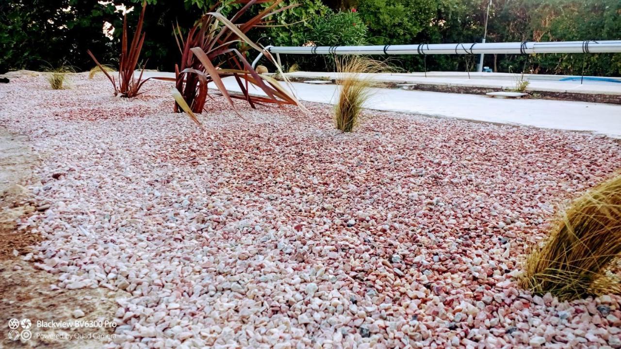 superbe gîte d'entressen dans mas en campagne avec piscine et espace de jeux extérieurs pour les enfants et terrain de pétanque Esterno foto
