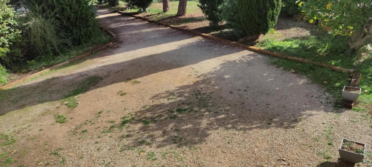 superbe gîte d'entressen dans mas en campagne avec piscine et espace de jeux extérieurs pour les enfants et terrain de pétanque Esterno foto