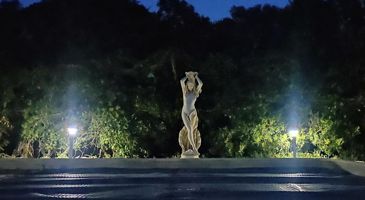 superbe gîte d'entressen dans mas en campagne avec piscine et espace de jeux extérieurs pour les enfants et terrain de pétanque Esterno foto