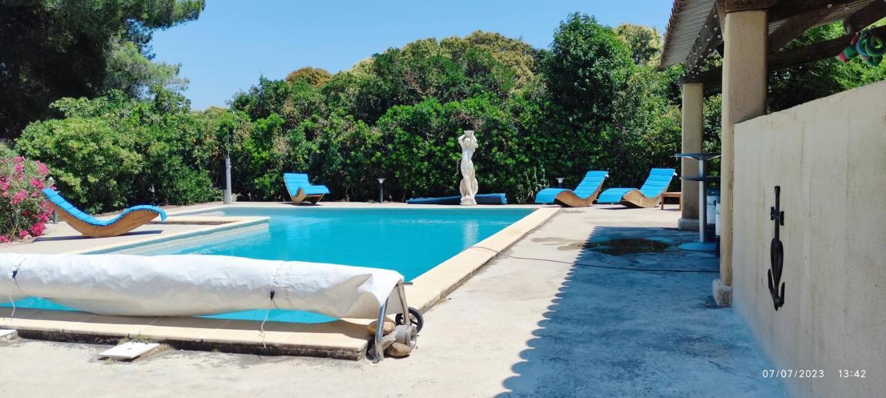 superbe gîte d'entressen dans mas en campagne avec piscine et espace de jeux extérieurs pour les enfants et terrain de pétanque Esterno foto