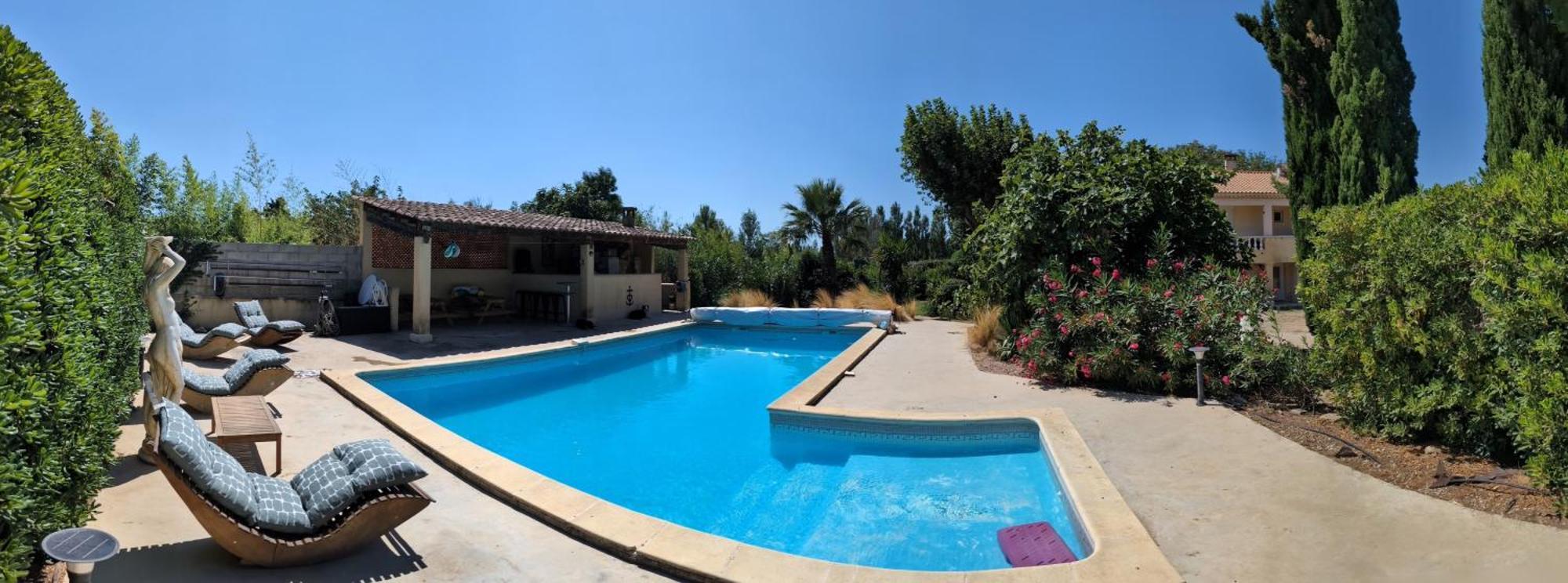 superbe gîte d'entressen dans mas en campagne avec piscine et espace de jeux extérieurs pour les enfants et terrain de pétanque Esterno foto